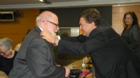 El presidente de la Academia le impone la medalla a Daniel Tabuenca.