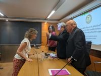 Momento de la imposicin de la medalla de acadmica correspondiente.