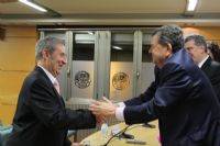 El presidente de la Academia, Manuel Lpez, le impuso la medalla. 