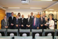 El nuevo académico junto al resto de miembros de la Academia de Farmacia Reino de Aragón.
