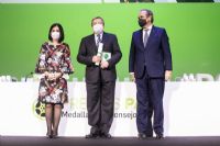 Momento de la entrega de la medalla del Consejo al presidente de la Academia de Farmacia Reino de Aragón, Santiago Andrés. 